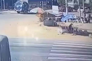 [Clip]: Đang dừng đèn đỏ xe ô tô bị xe tải tông biến dạng