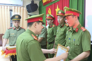 Khen thưởng công an phá án nhanh vụ dùng dao đe doạ cướp nhiều điện thoại ở Đồng Nai