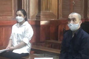 Đang nuôi con nhỏ, người phụ nữ vẫn theo chồng đi buôn "hàng trắng"