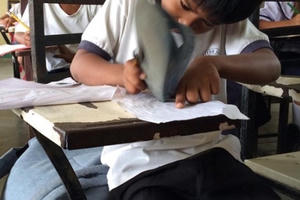 Rơi nước mắt với hình ảnh cậu bé nghèo dùng dép thay cục tẩy