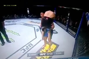 [Clip]: Võ sĩ MMA hạ gục đối thủ bằng chiêu thức cực "độc"