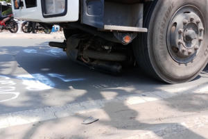 Đi ngân hàng gửi tiền, một phụ nữ bị xe tải tông tử vong