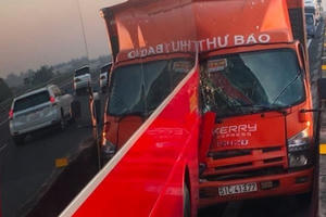 Long An: Xe thư báo tông thẳng vào xe khách chở hàng chục em nhỏ