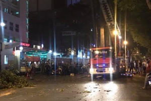 Thực hư thông tin chồng trèo cây xem vợ đẻ trong bệnh viện ở Sài Gòn vì bị gia đình ngăn cấm