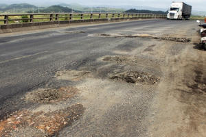 Bộ trưởng GTVT: Không sửa chữa đường, để xảy ra tai nạn thì phải ra tòa! Bộ trưởng GTVT: Không sửa chữa đường, để xảy ra tai nạn thì phải ra tòa!
