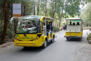 Xe điện không đăng ký, đăng kiểm vẫn liều chở khách ở Yên Tử