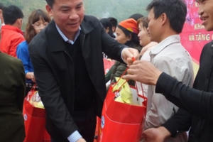 Phó Chủ tịch Quốc hội Uông Chu Lưu cùng bà con vùng lũ Thanh Hóa đón Tết sớm