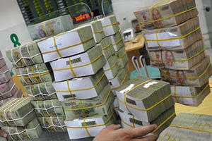 Ngân hàng có thể tăng phí giao dịch tiền mặt