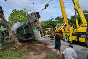 TP HCM: Gần 5 tiếng đồng hồ giải cứu xe bồn chìm dưới rạch TP HCM: Gần 5 tiếng đồng hồ giải cứu xe bồn chìm dưới rạch