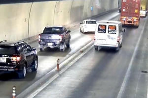 Tai nạn rình rập khi xe vượt ẩu trong hầm Hải Vân Tai nạn rình rập khi xe vượt ẩu trong hầm Hải Vân