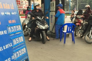 Xăng giảm giá gần 1.000 đồng mỗi lít Xăng giảm giá gần 1.000 đồng mỗi lít