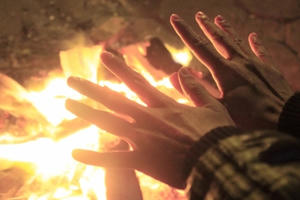 Rét nhất từ đầu mùa, người Hà Nội co ro đốt lửa sưởi ấm