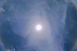 Sau 30 trận động đất và dư chấn trong 2 ngày, Sơn La xuất hiện hào quang bao quanh mặt Trời