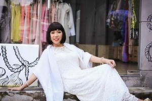 Long Nhật  mặc váy bồng bềnh, tạo dáng khó đỡ.