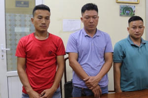 Đang đi tiêu thụ 4 cá thể rắn hổ mang thì bị bắt Đang đi tiêu thụ 4 cá thể rắn hổ mang thì bị bắt