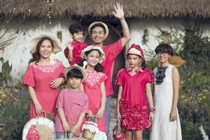 Gia đình MC Phan Anh rạng rỡ sắc hồng trình diễn thời trang trong khu vườn cổ tích