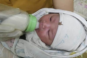 Hải Dương: Xót xa bé sơ sinh bị bỏ rơi bên lề đường Hải Dương: Xót xa bé sơ sinh bị bỏ rơi bên lề đường