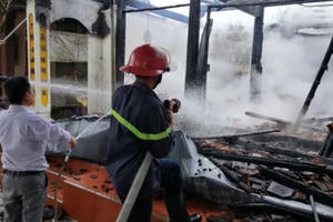 Nghệ An: Nhà thờ họ 12 đời bị ngọn lửa thiêu rụi