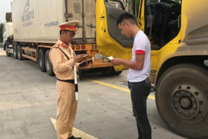 Hơn 1000 xe vi phạm, 500 giấy phép lái xe bị tước trong 8 tháng đầu năm