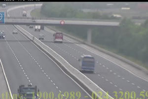 Kinh hoàng cảnh ôtô lao ngược chiều với vận tốc nhanh trên cao tốc Hà Nội - Hải Phòng