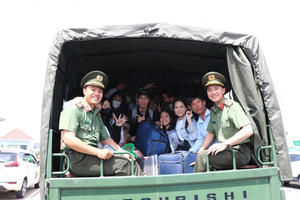 Ban Thanh niên Công an tỉnh Kiên Giang hỗ trợ thí sinh huyện đảo Kiên Hải vượt biển vào đất liền thi tốt nghiệp THPT