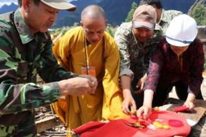 Lào Cai: Hàng nghìn người dự lễ rót đồng tượng Quan Thế  Âm Bồ Tát trên đỉnh FANSIPAN