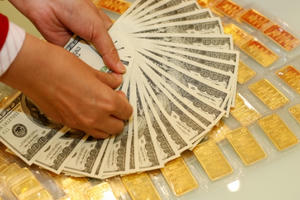 Giá vàng hôm nay 20/1: USD suy yếu, giá vàng "thừa cơ" tăng trở lại