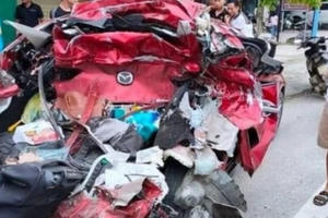 Đang dừng đèn đỏ thì bị xe tải đâm mạnh từ phía sau, 2 người thoát nạn