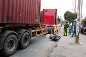 TP HCM: Đi xe máy ngã ra đường, một người đàn ông bị xe container cán tử vong