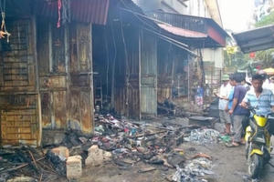 Thanh Hóa: Cháy chợ thiêu rụi nhiều ki ốt