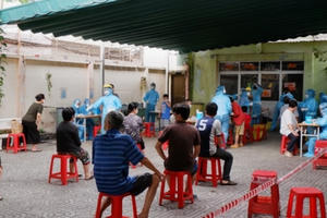 Khẩn cấp tổ chức lấy mẫu xét nghiệm COVID-19 cho người dân tại khu Mả Lạng, Quận 1