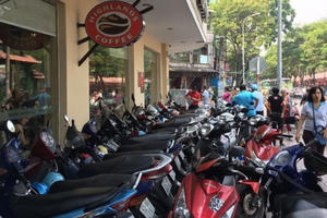 Bãi xe vỉa hè TPHCM sẽ do lực lượng thanh niên xung phong quản lý