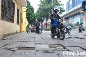 Sở Xây dựng Hà Nội: "Đá vỉa hè giãn nở, tự vỡ, thậm chí không cần tác động vật lý"