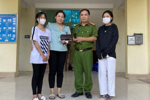 Hai nữ sinh Bắc Giang “nhặt được của rơi, trả lại người mất”