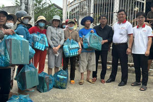 Xuyên đêm mang hàng cứu trợ đến với người dân vùng lũ