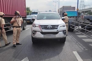 Cảnh sát TP.HCM rút súng khống chế tài xế người Trung Quốc lái ô tô bỏ chạy