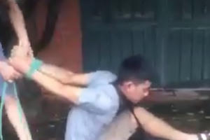 Hà Nội: Nghi trộm xe máy, nam thanh niên bị đánh bầm dập