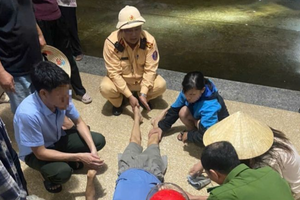 Cảnh sát giao thông Thanh Hoá kịp thời đưa người dân đi cấp cứu