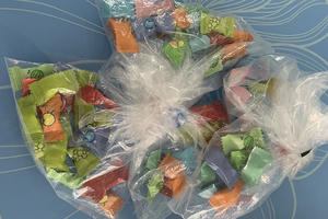 Liên tục diễn ra việc học sinh nhập viện sau khi ăn kẹo không rõ nguồn gốc