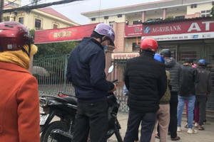 Người dân xếp hàng dài mệt mỏi chờ rút tiền ngày cận Tết Người dân xếp hàng dài mệt mỏi chờ rút tiền ngày cận Tết