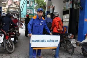 Giá xăng tăng lên mức cao nhất trong hơn một năm