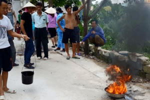 Quảng Ninh: Kỳ lạ nước giếng đen kịt bốc cháy giữa ban ngày