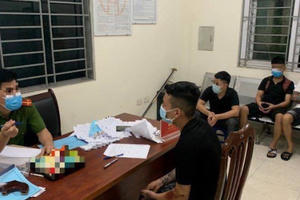 Hà Nội: Phạt 10 triệu đồng 7 thanh niên đi dạo không đeo khẩu trang