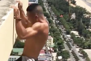 Thót tim với màn “treo mình” ở độ cao hàng chục mét của chàng trai xứ Nghệ Thót tim với màn “treo mình” ở độ cao hàng chục mét của chàng trai xứ Nghệ