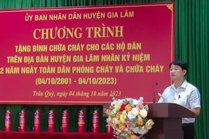 Hà Nội: Tặng 250 bình cứu hỏa cho người dân có hoàn cảnh khó khăn