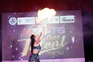 Nổi da gà với các tiết mục múa lửa, ăn than, nâng ghế bằng răng của của thí sinh MSM TG Got Talent