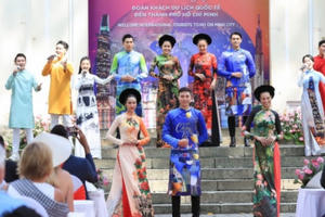 NTK Việt Hùng giới thiệu áo dài Việt với bạn bè quốc tế