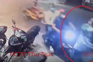 Clip nghi lại cảnh người đi đường khống chế tên trộm xe máy như phim hành động Clip nghi lại cảnh người đi đường khống chế tên trộm xe máy như phim hành động
