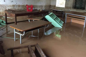 Clip: Trường tiểu học chìm trong biển nước, học sinh nháo nhác tránh lũ tại Sơn La