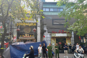 Hà Nội: Đang làm rõ vụ người đàn ông rơi từ tầng 6 quán karaoke xuống tử vong